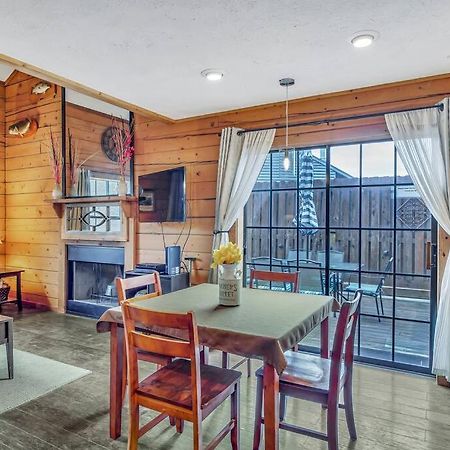 3 Bedroom Log Cabin Condo Close To Everything! Бренсон Екстер'єр фото