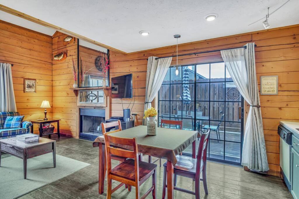 3 Bedroom Log Cabin Condo Close To Everything! Бренсон Екстер'єр фото