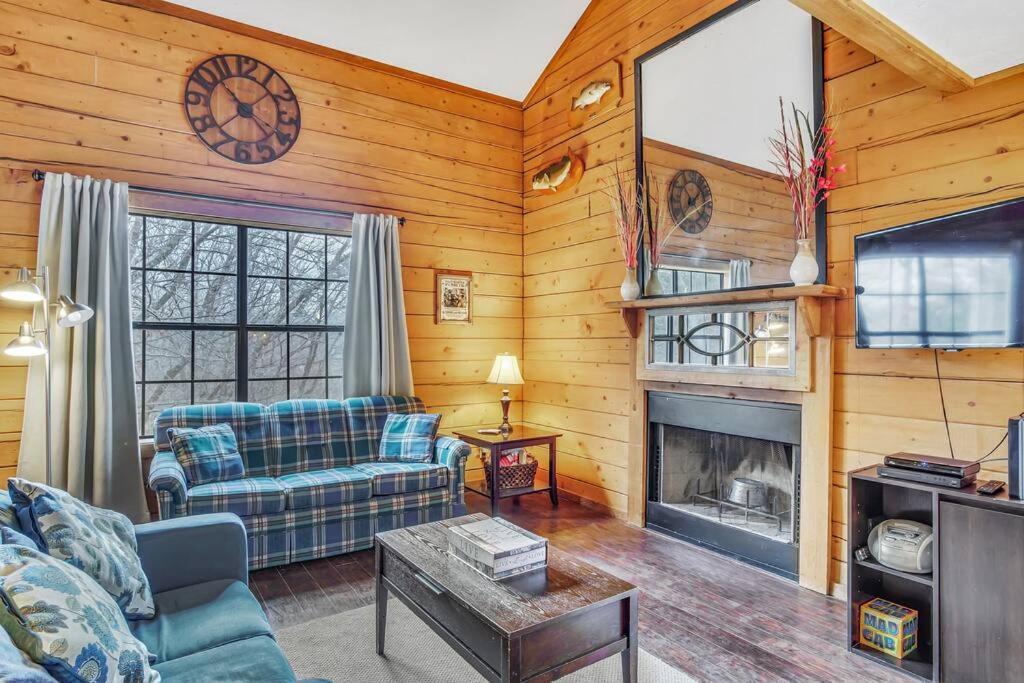 3 Bedroom Log Cabin Condo Close To Everything! Бренсон Екстер'єр фото