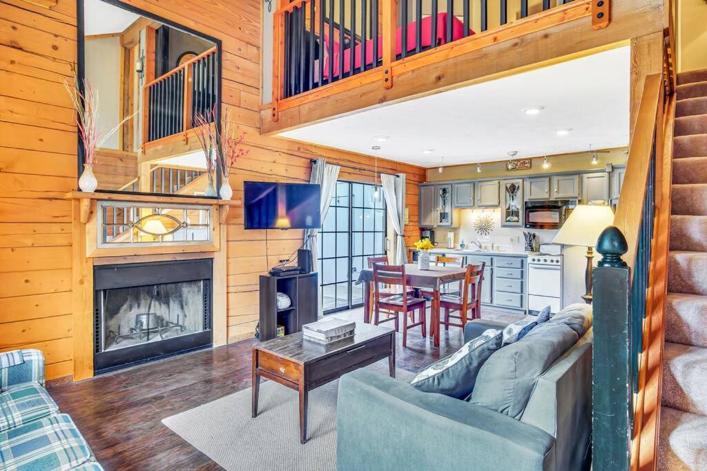 3 Bedroom Log Cabin Condo Close To Everything! Бренсон Екстер'єр фото