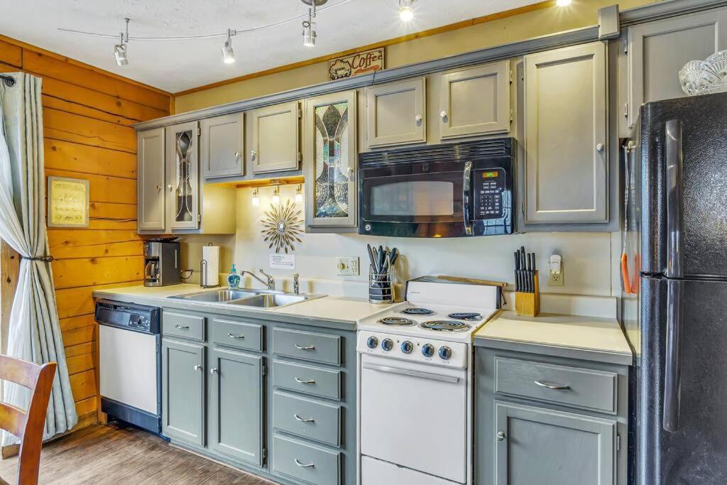 3 Bedroom Log Cabin Condo Close To Everything! Бренсон Екстер'єр фото