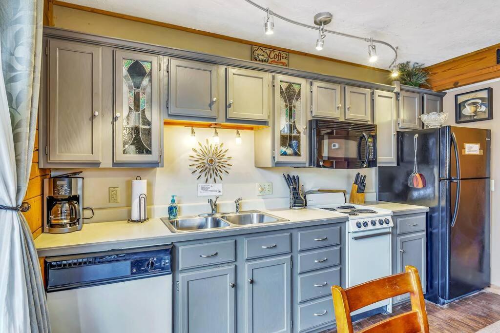 3 Bedroom Log Cabin Condo Close To Everything! Бренсон Екстер'єр фото